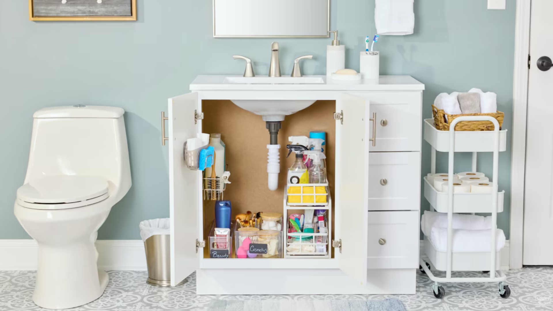 otvoreni kupatilski ormarić sa velikom količinom hemije za či&scaron;ćenje kupatila i sanitarija u njemu