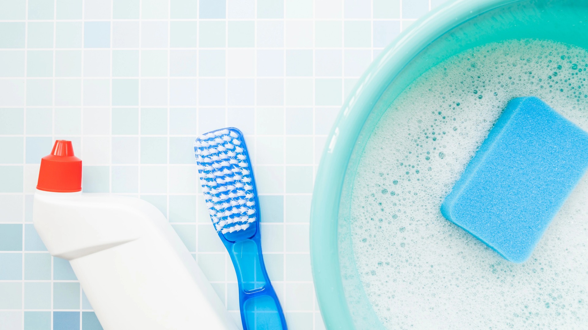 lavor pun vode i sunđerom, šetka za ribanje wc šolje i pakovanje sredstva za čišćenje wc šolje