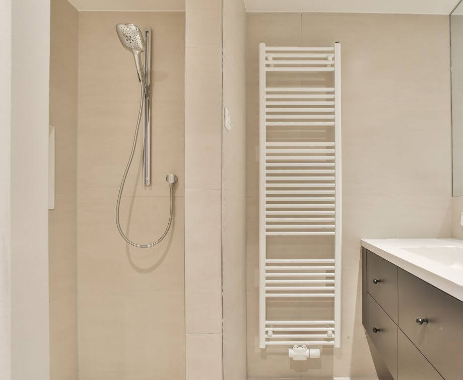 Mali toalet u smeđem dezenu sa tuš kabinom