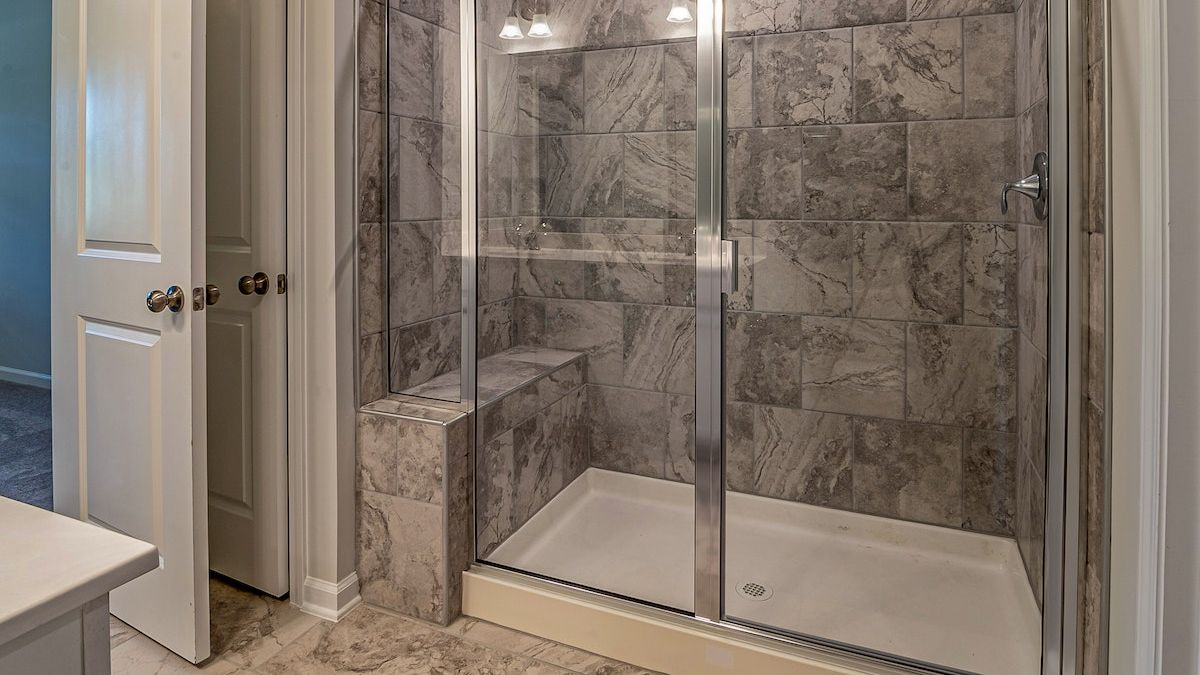 Moderna uzidana tuš kabina sa klupom