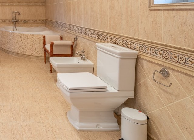 bela monoblok wc šolja u prostranom kupatilu