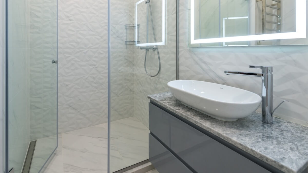 Malo kupatilo sa ugradnom tu&scaron; kabinom i bež pločicama