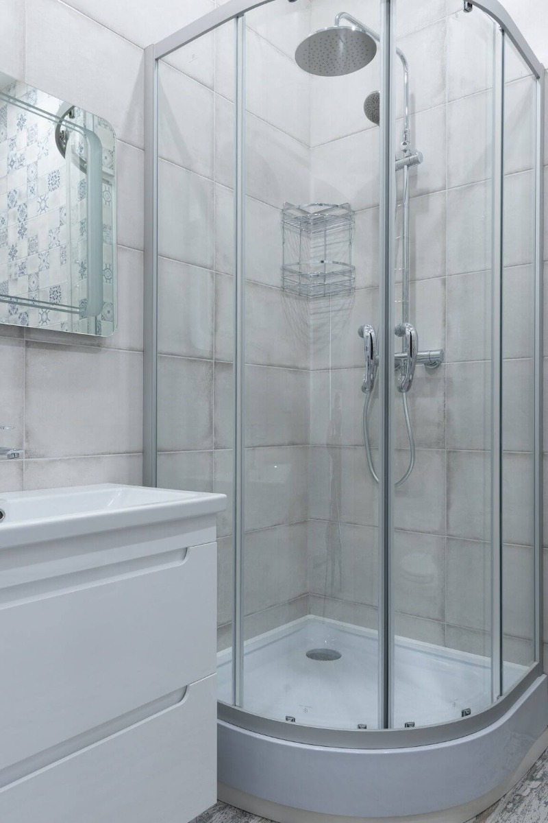 Malo kupatilo sa polukružnom tuš kabinon u uglu