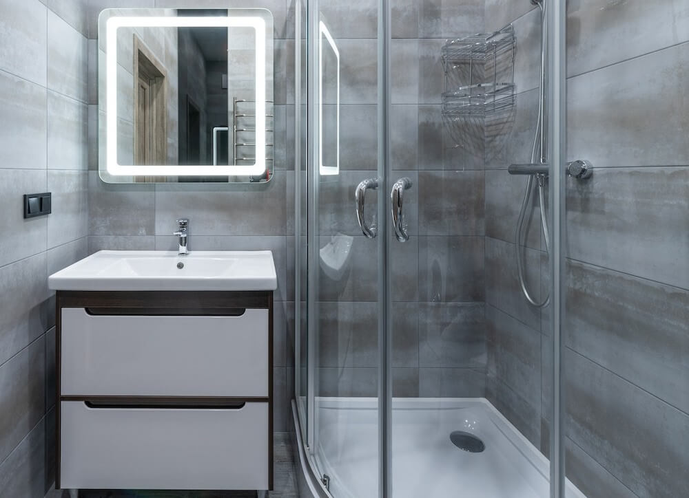 Kupatilo sa širokom tuš kabinom