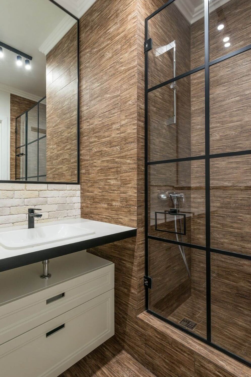 Smeđe kupatilo sa uzidanom tuš kabinom